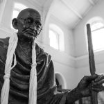 Mahatma Gandhi egyik jellegzetes szemüvegét árverezik el