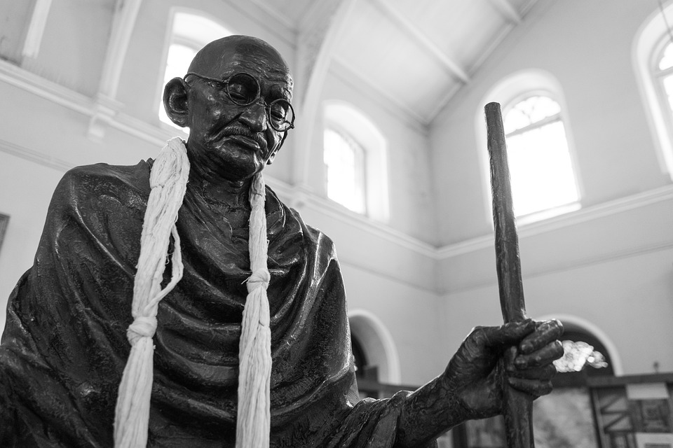 Mahatma Gandhi egyik jellegzetes szemüvegét árverezik el